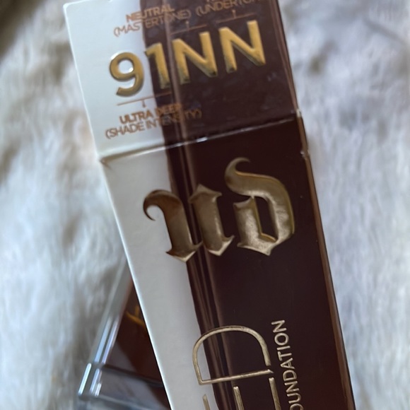 Urban Decay Stay Naked Weightless Foundation - Picture 3 of 3